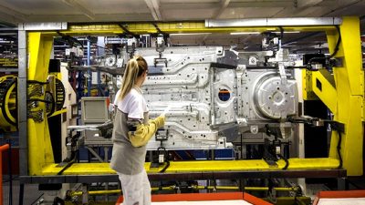 Trump'ın korumacı politikalarının küresel otomotiv sektörüne etkilerini keşfedin. Ekonomik sonuçlar