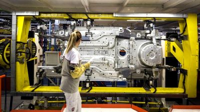 Trump'ın korumacı politikalarının otomotiv sektörüne etkilerini keşfedin. Bu stratejilerin sektördeki