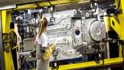 Trump'ın korumacı politikalarının otomotiv sektörüne etkilerini keşfedin. İthalat tarifeleri ve