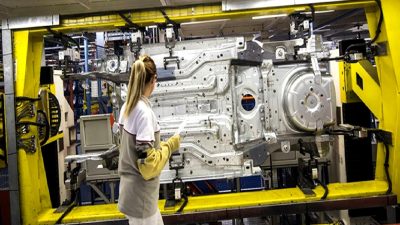 Trump'ın korumacı politikalarının otomotiv sektörü üzerindeki etkilerini keşfedin; ticaret savaşları