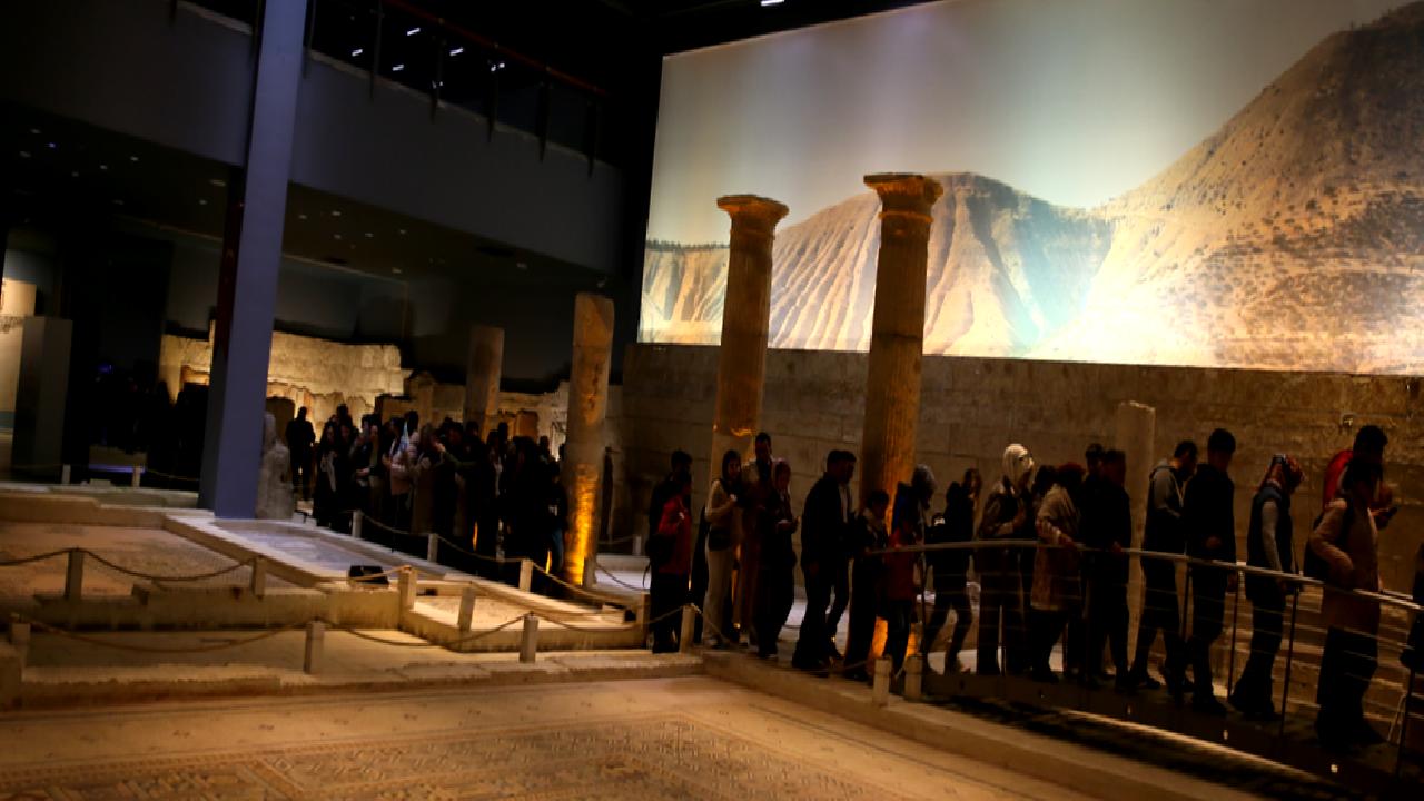 Zeugma Mozaik Müzesi, antik sanat eserleri ve mozaiklerle dolu, tarih