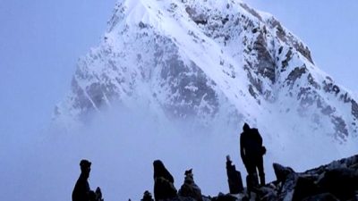 2023 Everest zirve tırmanışında rekor izin sayısı ile dağcılar yeni