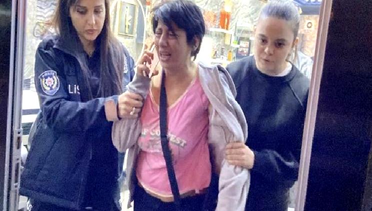 Aksaray'da alkollü bir kadın, esnafa rahatsızlık vererek dikkatleri üzerine çekti.