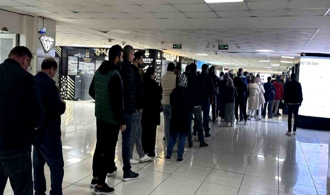 Altın Fiyatlarındaki Düşüş Kuyumcularda Yoğunluğa Neden Oldu Altın fiyatlarındaki düşüş, kuyumcularda yoğun talebe yol açtı. Bu durum,