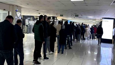Altın fiyatlarındaki düşüş, kuyumcularda yoğun talebe yol açtı. Bu durum,