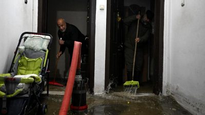 Ankara'da etkili olan şiddetli sağanak yağış ve dolu, günlük yaşamı