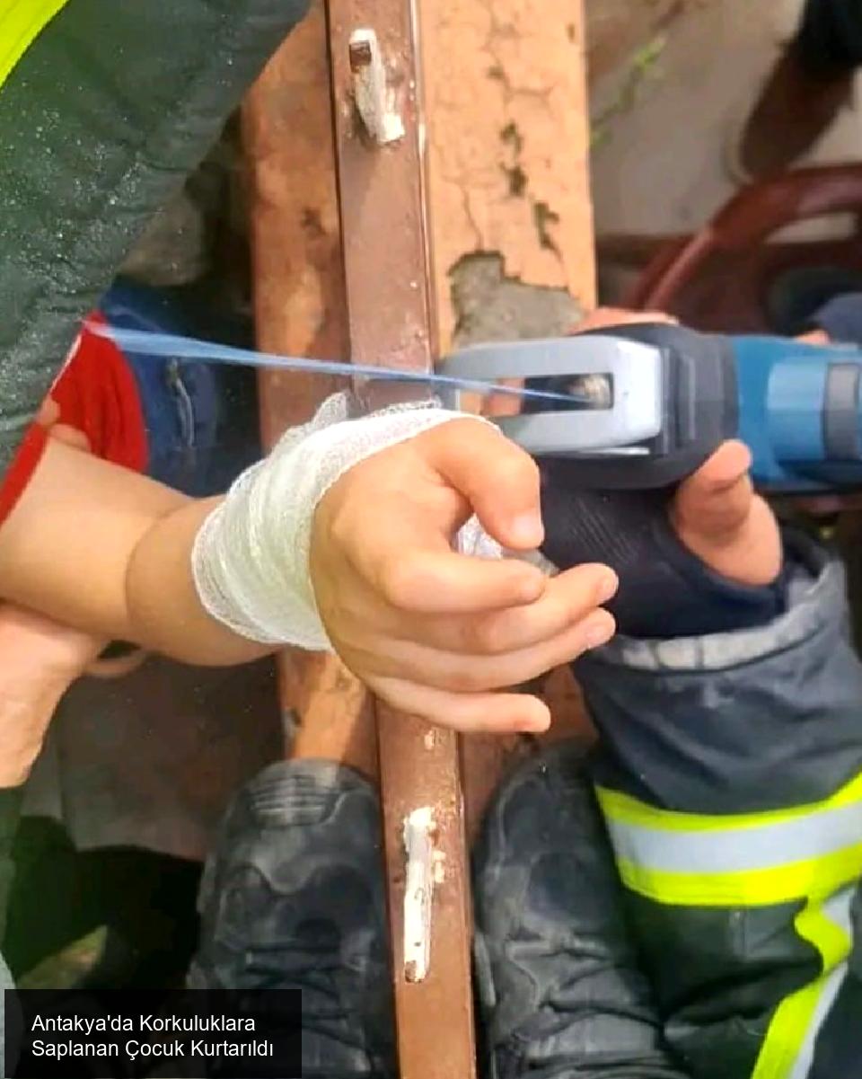 Antakya'da Korkuluklara Saplanan Çocuk Kurtarıldı