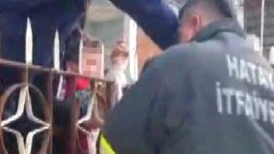 Antakya'da korkuluklara saplanan çocuk, hızlı müdahale ile kurtarıldı. Olayın detayları