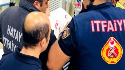 Antakya'da çocuk oyun sırasında korkutucu bir kazaya uğradı; demir çubuğa