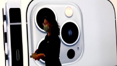 Apple hisselerindeki düşüş ve ticaret savaşlarının etkilerini keşfedin. Piyasa dinamikleri