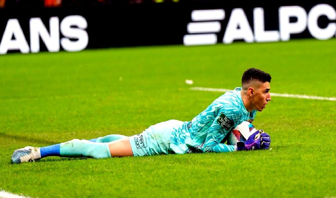 Berke Özer, yetenekleriyle Avrupa kulüplerinin dikkatini çeken genç bir kaleci.