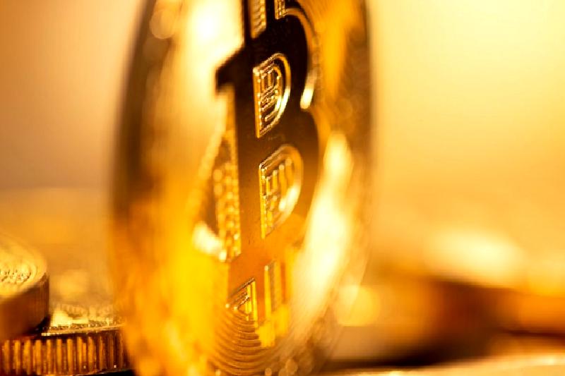 Bitcoin ve altın piyasalarını derinlemesine inceleyerek, yükseliş trendleri ve olası