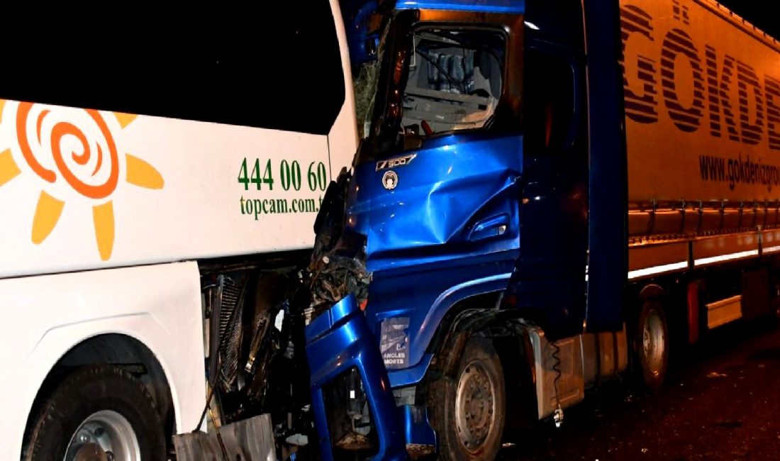 Bozüyük’te Feci Kaza: Otobüs ve Tır Çarpıştı Bozüyük'te meydana gelen feci kazada otobüs ve tır çarpıştı. Olayla