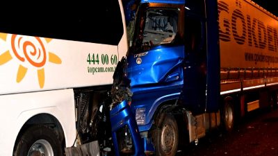 Bozüyük'te meydana gelen feci kazada otobüs ve tır çarpıştı. Olayla