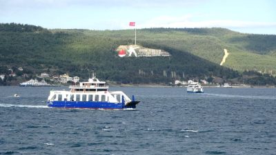Çanakkale Boğazı ve Adalar hattında fırtına nedeniyle seferler iptal edildi.