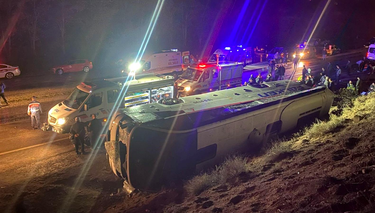 Çankırı-Ankara karayolunda meydana gelen servis otobüsü kazasında 23 kişi yaralandı.