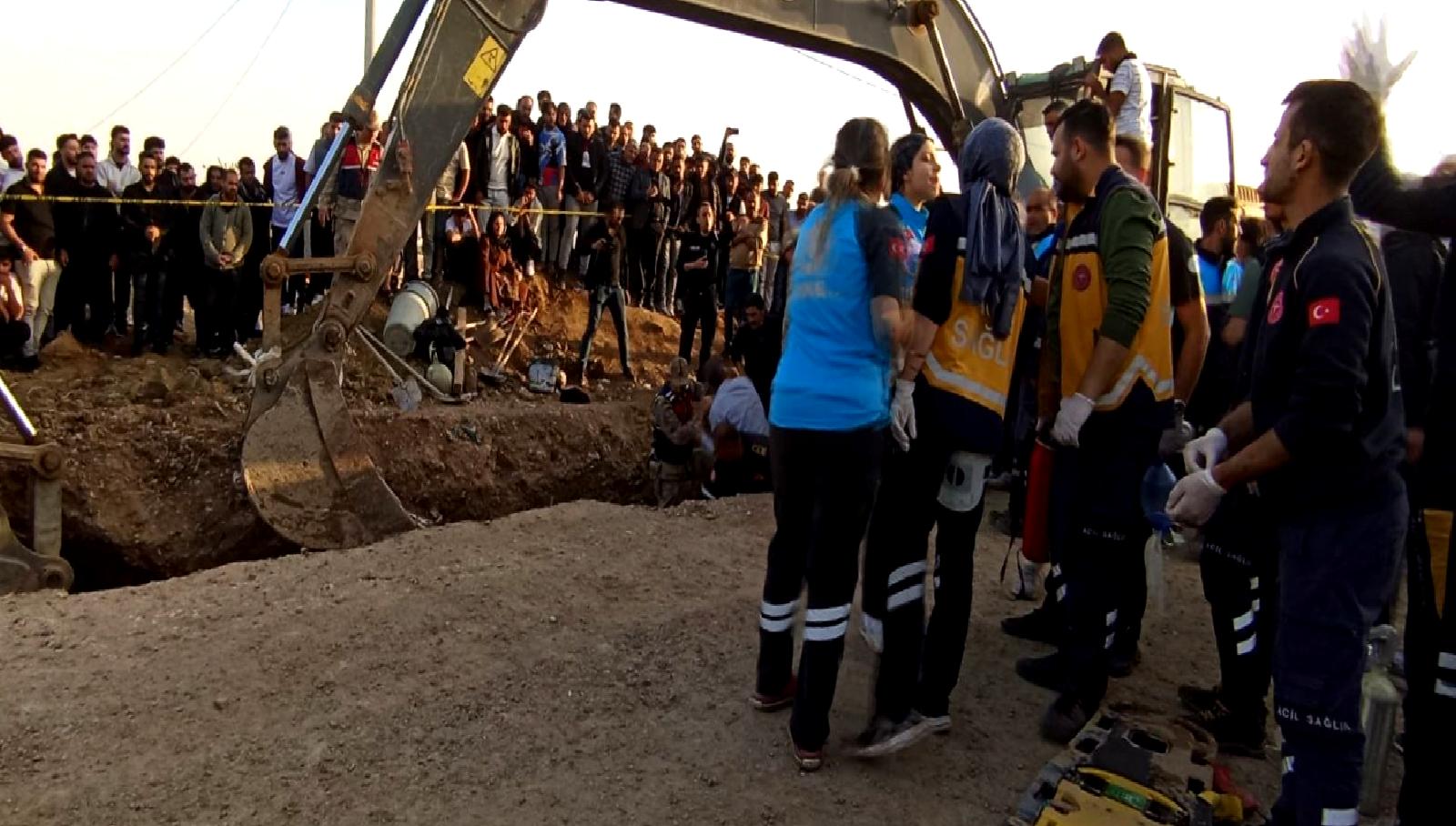 Ceylanpınar'da kanalizasyon çalışmaları sırasında meydana gelen göçükte dört işçi mahsur