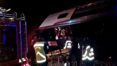 Çorum'da meydana gelen otobüs kazasında 15 kişi yaralandı. Olayla ilgili