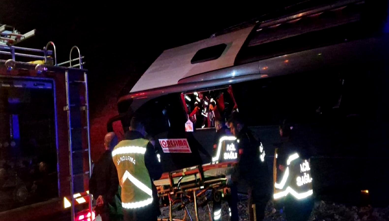 Çorum'da meydana gelen otobüs kazasında 15 kişi yaralandı. Olayla ilgili