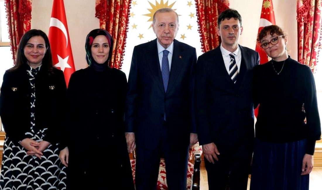 Cumhurbaşkanı Erdoğan, Mattia Ahmet Minguzzi’nin Ailesiyle Görüştü Cumhurbaşkanı Erdoğan, ünlü iş insanı Mattia Ahmet Minguzzi'nin ailesiyle bir