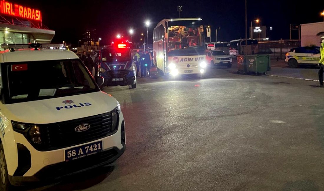 Doğubeyazıt’tan İzmir’e Giden Otobüste Korkunç Kaza Doğubeyazıt'tan İzmir'e giden otobüste meydana gelen korkunç kaza, yolcuları ve