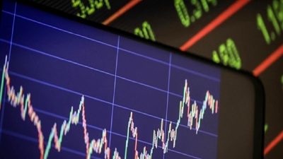 Donald Trump'ın tarife politikalarının piyasalara etkisini keşfedin. Ekonomi, ticaret ve