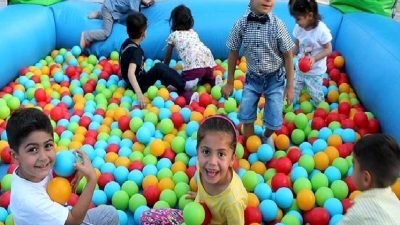 Down sendromlu çocukların oyun alanındaki ayrımcılığını ele alan bu içerik,