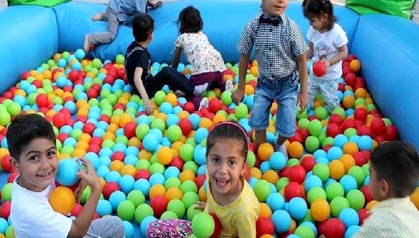 Down sendromlu çocukların oyun alanındaki ayrımcılığını ele alan bu içerik,