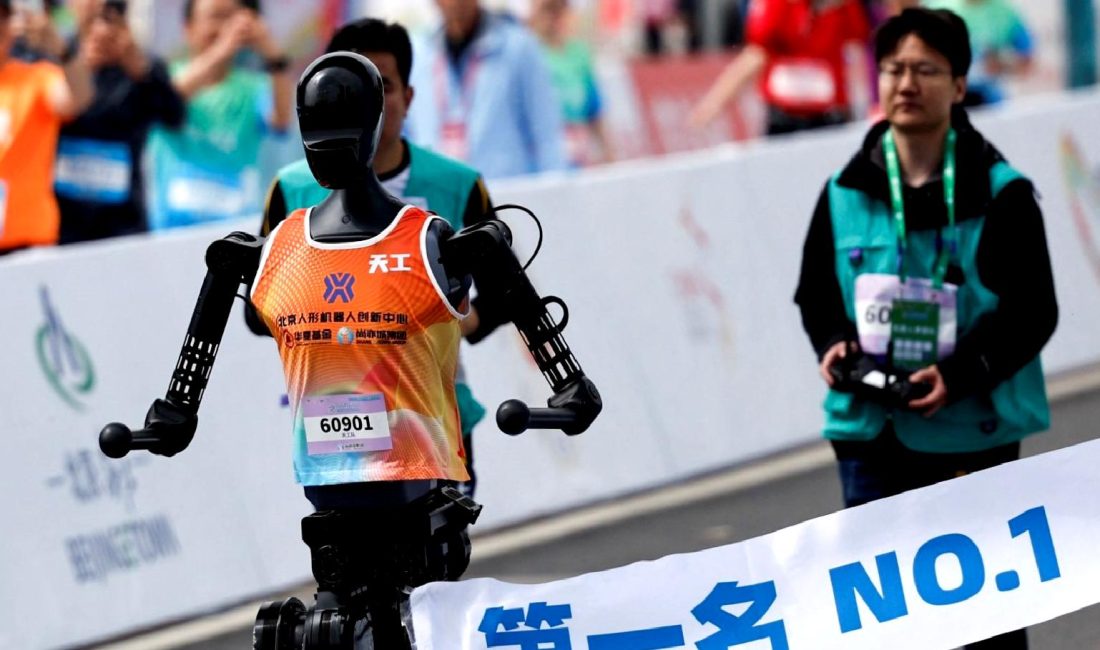 Dünyanın ilk insansı yarı maratonu Çin'de gerçekleştirildi. İnsan ve robot