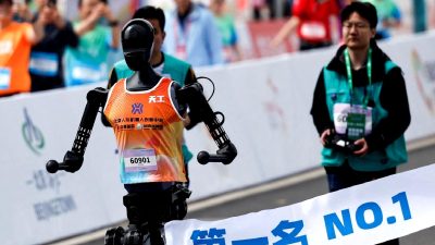 Dünyanın ilk insansı yarı maratonu Çin'de gerçekleştirildi. İnsan ve robot