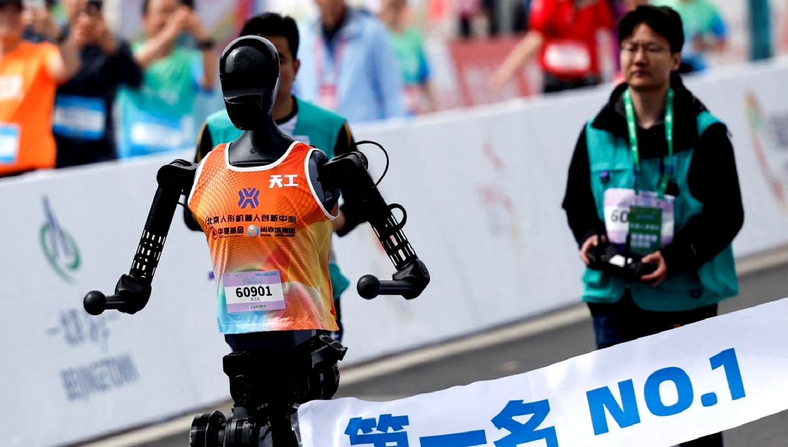 Dünyanın ilk insansı yarı maratonu Çin'de gerçekleştirildi. İnsan ve robot