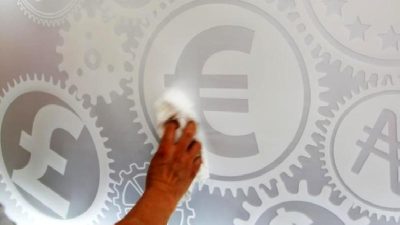 ECB yetkilisi Stournaras, ticaret savaşlarının ekonomik etkileri hakkında uyarıda bulundu.
