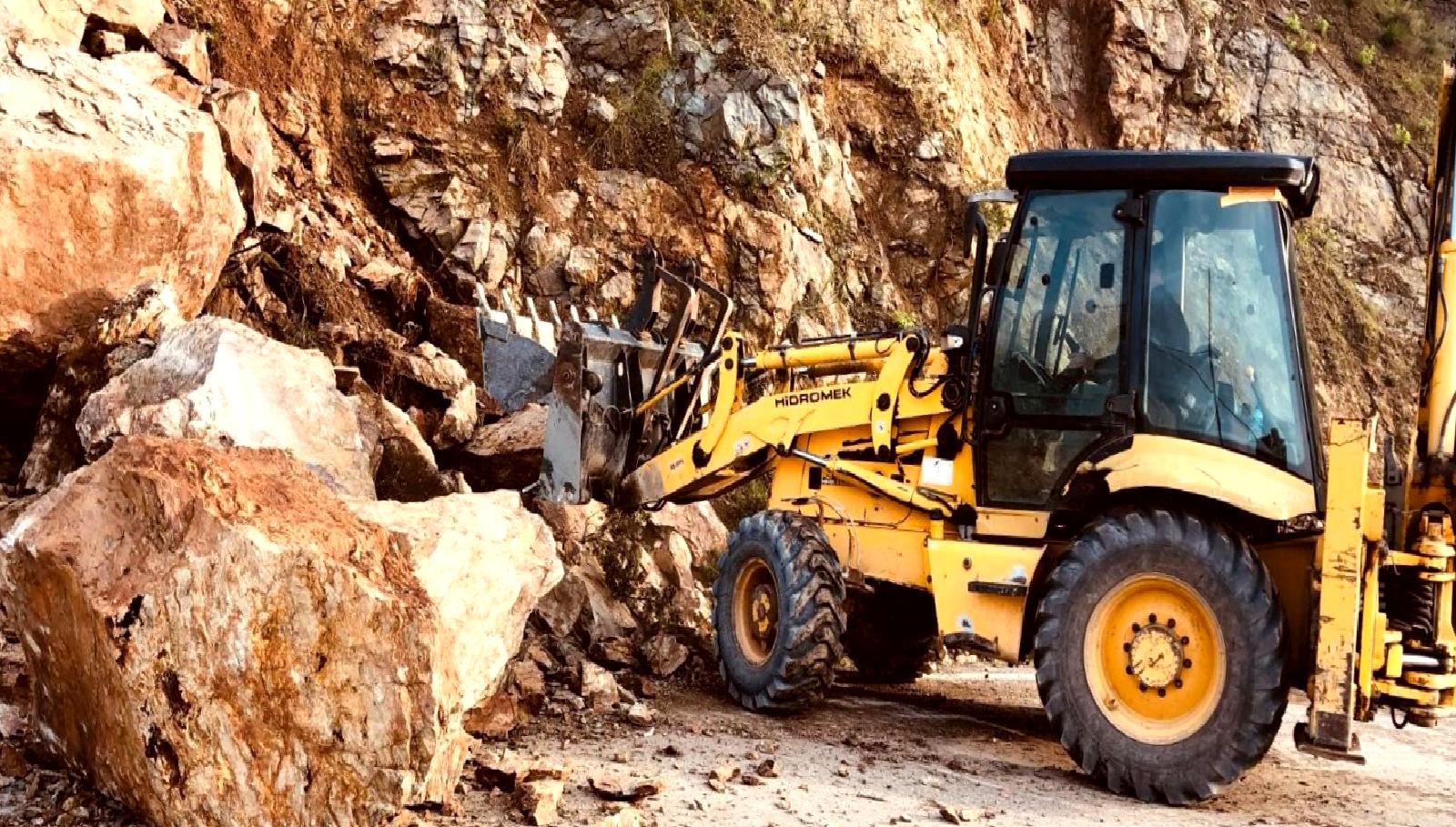 Esenköy Armutlu yolunda meydana gelen toprak kaymasıyla ilgili detaylar, etkileri