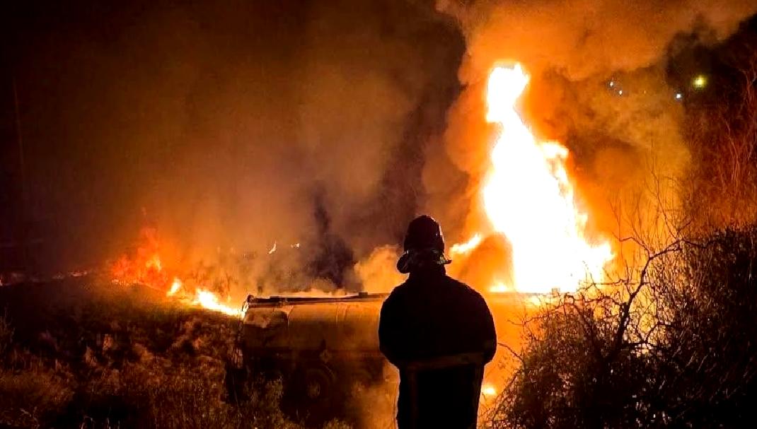 Gaziantep'te bir akaryakıt yüklü tanker devrildi. Olay sonrası yangın çıktı.