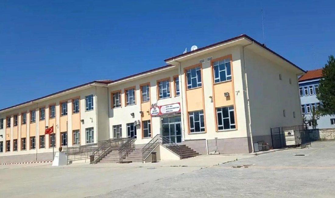 Gediz Yunus Emre Teknik ve Anadolu Lisesi'nde yaşanan zehirlenme olayıyla