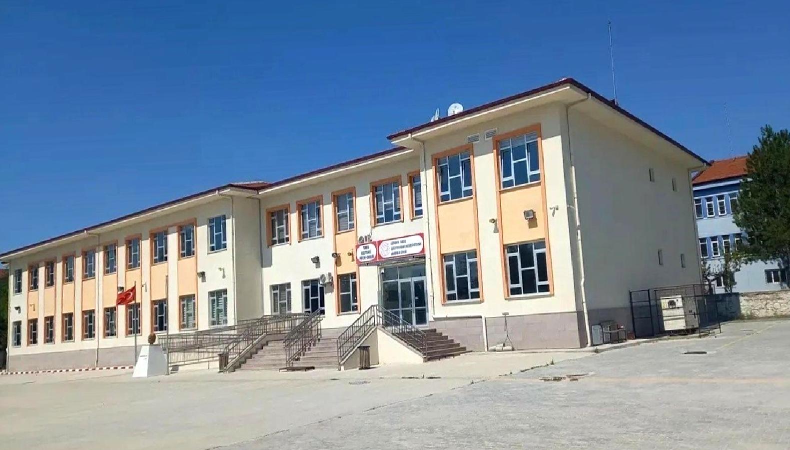 Gediz Yunus Emre Teknik ve Anadolu Lisesi'nde yaşanan zehirlenme olayıyla