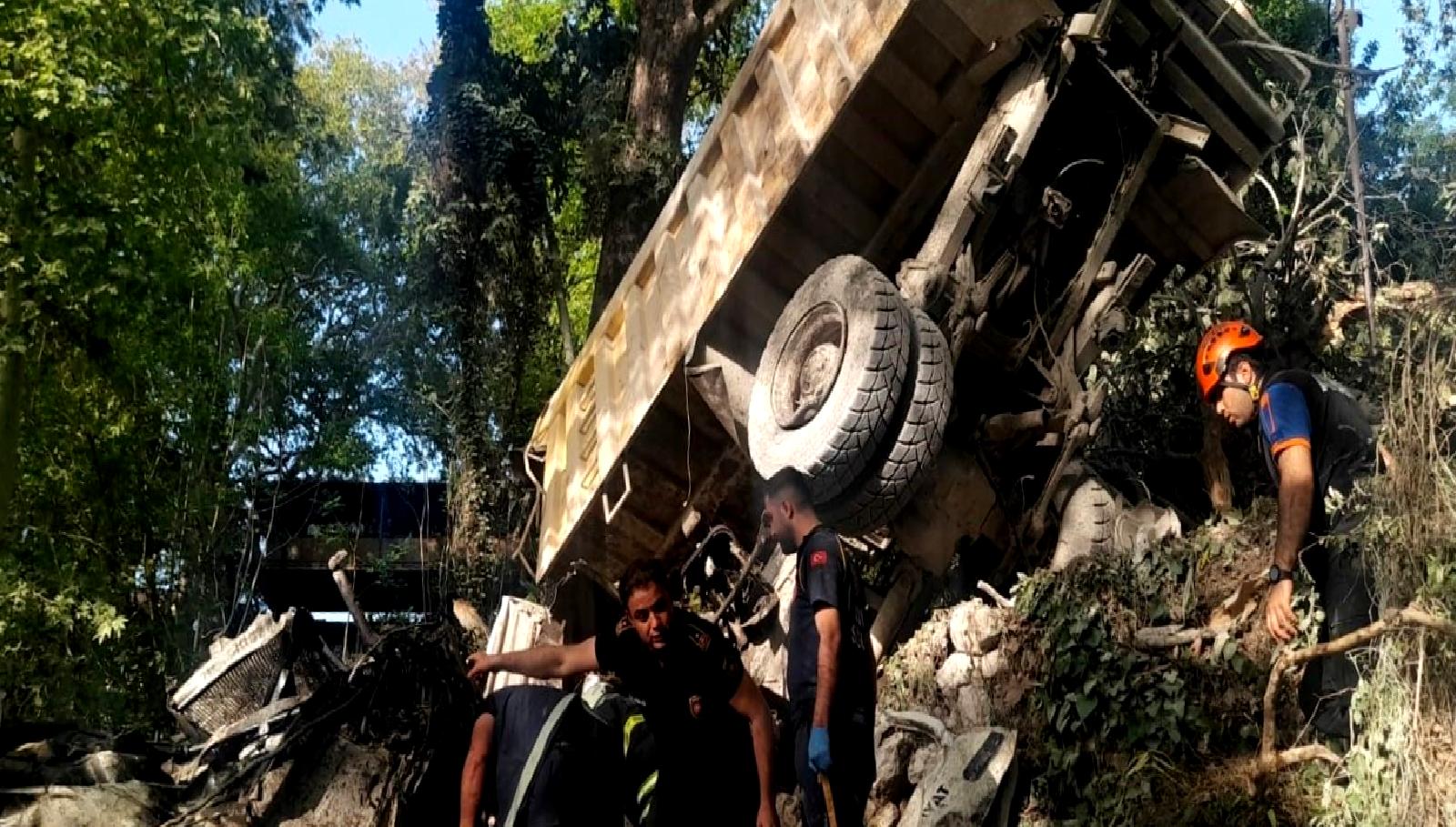 Harbiye Şelalesi'nde korkutucu kaza: kamyon uçuruma düştü, bir güvenlik görevlisi