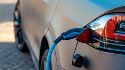 İngiltere hükümeti, elektrikli araçlar için yeni önlemler alarak çevre dostu