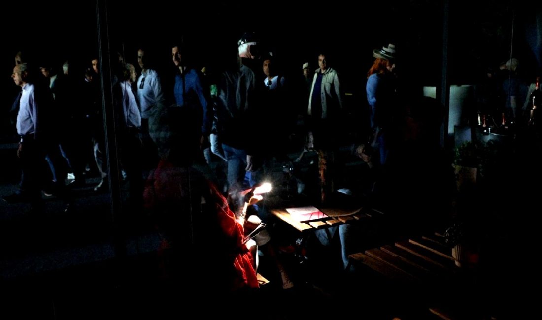 İspanya'da elektrik kesintilerinin nedenleri ve sonuçlarını keşfedin. Güncel bilgiler ve