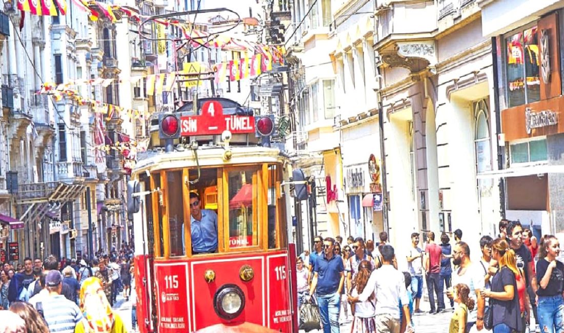 İstanbul'un en popüler alışveriş caddelerini keşfedin! Yaya trafiği, kiralama seçenekleri