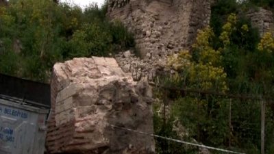 İstanbul'da tarihi sur duvarında deprem sonrası oluşan hasar ve olaylar