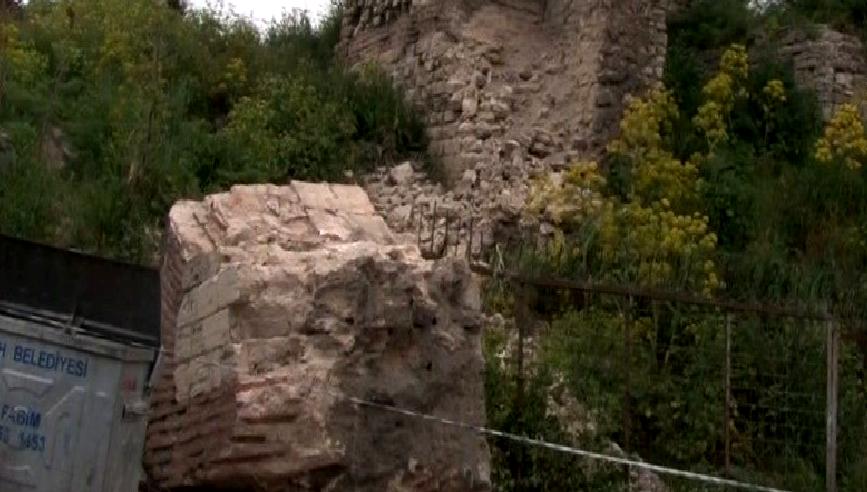 İstanbul'da tarihi sur duvarında deprem sonrası oluşan hasar ve olaylar