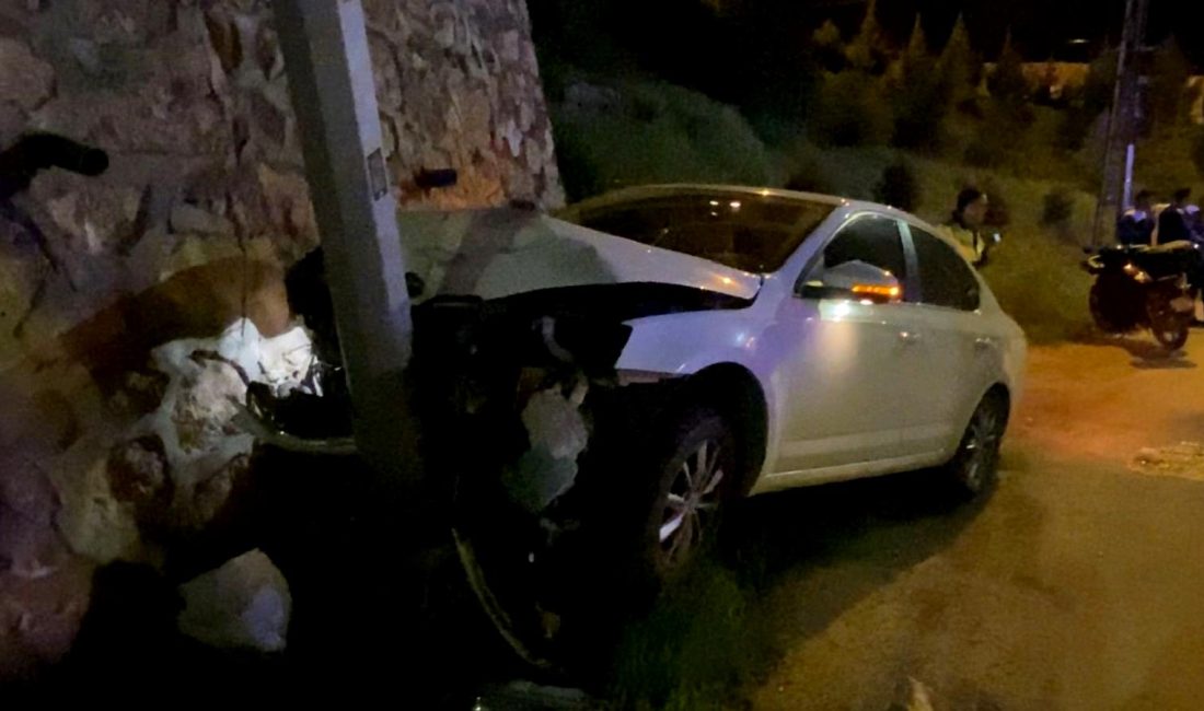İstanbul’da Trafik Kazası: Otomobil Aydınlatma Direğine Çarptı İstanbul'da trafikte otomobil aydınlatma direğine çarptı. Detaylar ve kazanın nedenleri