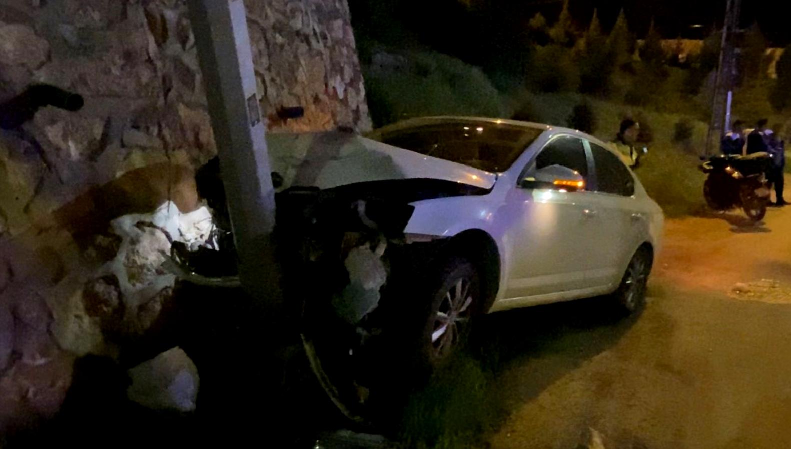 İstanbul'da trafikte otomobil aydınlatma direğine çarptı. Detaylar ve kazanın nedenleri