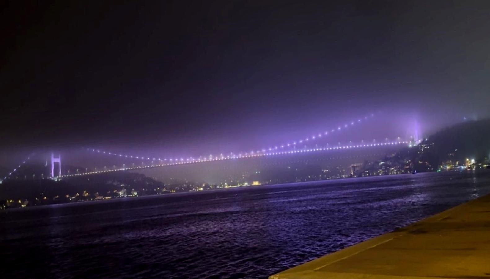 İstanbul'da etkili olan yoğun sis, deniz trafiğini durdurdu. Şehirdeki hava