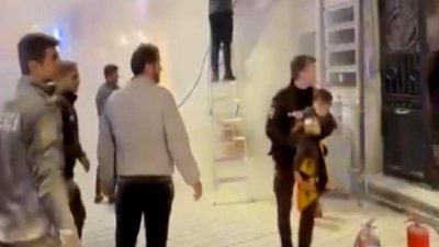 İstiklal Caddesi'nde çıkan yangın paniği, bir çocuğun kurtarılmasıyla sona erdi.