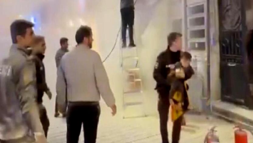 İstiklal Caddesi'nde çıkan yangın paniği, bir çocuğun kurtarılmasıyla sona erdi.