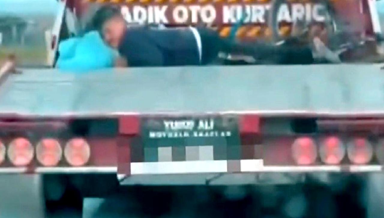 Kapaklı'da çocukla çekicide yolculuk yapan sürücüye ceza kesildi. Güvenli sürüşün