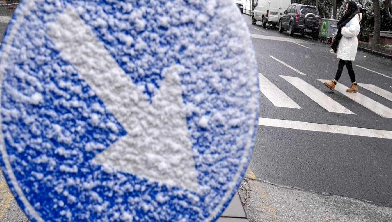 Kar yağışı nedeniyle Türkiye genelinde okullarda eğitimde ara verildi. Öğrenciler
