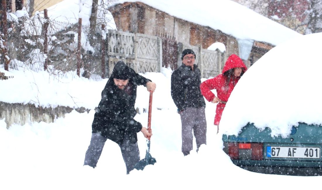 Kent merkezinde beklenen kar yağışı nedeniyle eğitim faaliyetlerine ara verildi.